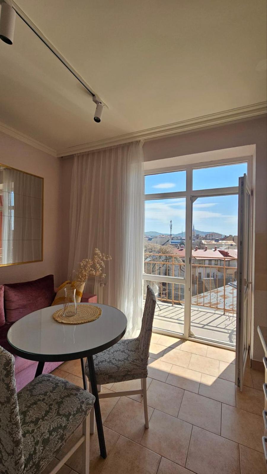 Soft Pink Apartment ムカチェヴォ エクステリア 写真